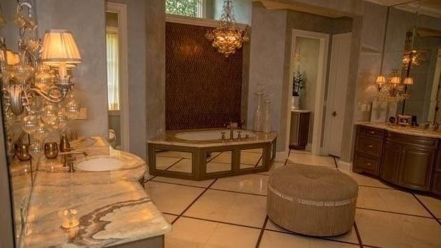 Ford's master bathroom. [Realtor.com]